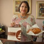 La gerente general de Diario El Mercurio, Dori Merchán, recibió una rosca de reyes como auspiciante del evento.