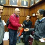 El prefecto Yaku Pérez saluda con activistas antimineros invitados a la rueda de prensa, en el auditorio de la facultad de Jurisprudencia.(AZD)