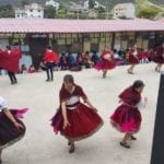 Grupo de danzantes de la escuela Monseñor Leonidas Proaño, presentan una danza.(Cortesía)