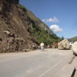 Maquinaria y personal del MTOP trabajaban retirando el material caído, entre estas dos grandes rocas que será destruidas.(AZD)