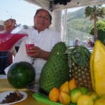 Participante entusiasta de una de las recientes ferias, Rosa Inga sirve su tradicional yaguana a los clientes, mientras exhibe las frutas que son su materia prima.(AZD)_(I)
