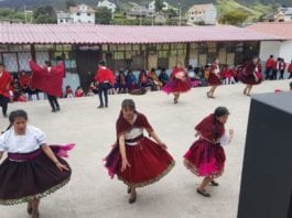 Grupo de danzantes de la escuela Monseñor Leonidas Proaño, presentan una danza.(Cortesía)