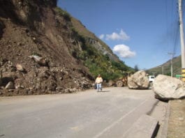 Maquinaria y personal del MTOP trabajaban retirando el material caído, entre estas dos grandes rocas que será destruidas.(AZD)