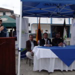 En la Plaza de Checa, Interviene el gerente de Elecausro, Antonio Borrero; en el centro de la mesa, Jorge Torres y el gobernador Xavier Martínez.(AZD)