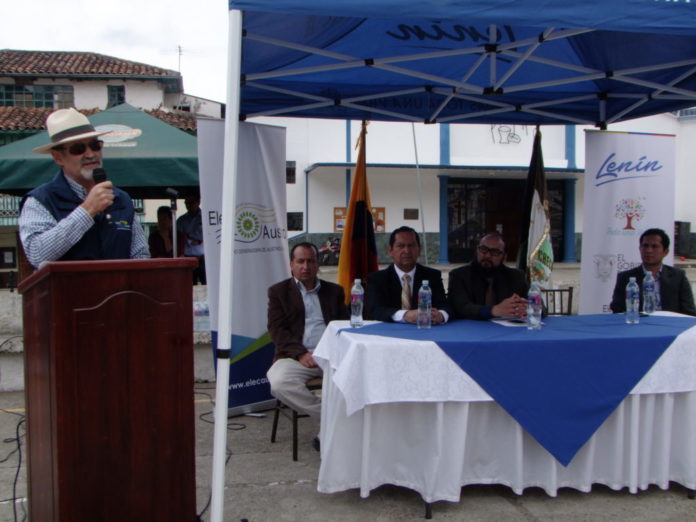 En la Plaza de Checa, Interviene el gerente de Elecausro, Antonio Borrero; en el centro de la mesa, Jorge Torres y el gobernador Xavier Martínez.(AZD)