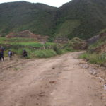 Pablo Astudillo y su familia camina en la carretera en rehabilitación, en el tramo de la comunidad Manzano.(AZD)