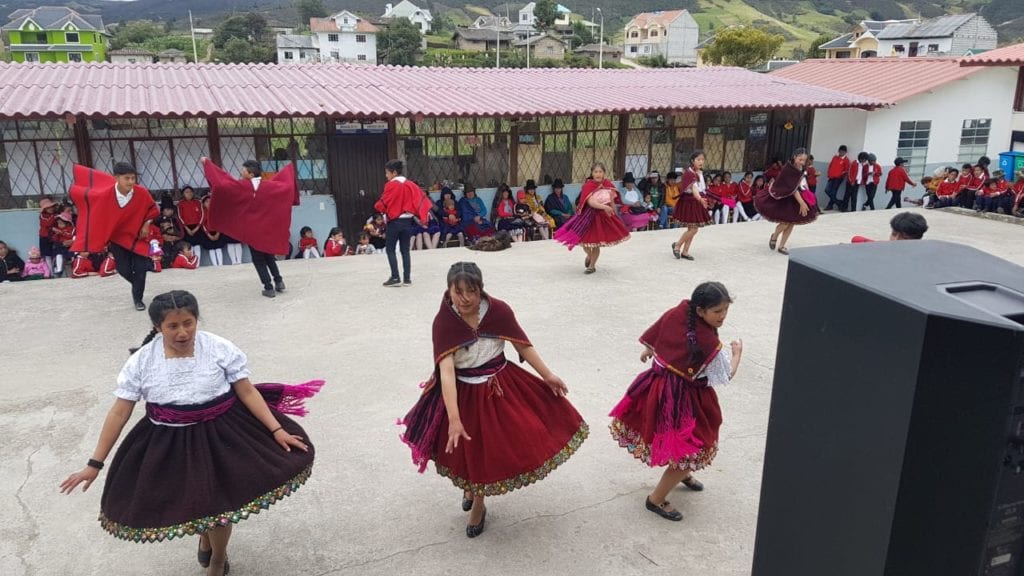 Grupo de danzantes de la escuela Monseñor Leonidas Proaño, presentan una danza.(Cortesía)
