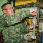 El sargento Gonzalo Vinicio Gutama, muestra la granada Instalaza tipo 1M, de el Ejército de Perú, encontrada después de 22 años de la guerra en territorio ecuatoriano, la cual fue desactivada.