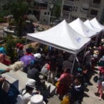 FOTO1: Mujeres pauteñas hilaban el algodón con los husos mientras esperaban su turno para ser atendidas en las jornadas “Toda Una Vida”, en Chicán.(AZD)