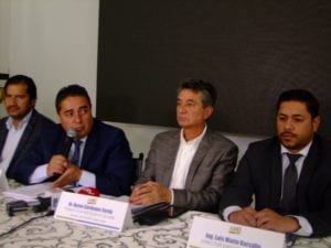 Raúl Delgado interviene en la sesión del director de AME, acompañado de más integrantes del gremio.(AZD) 