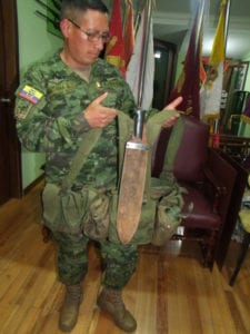El uniformado muestra el suspender y su machete que utilizó durante en el combate en el Alto Cenepa, durante su permanencia que duró 46 días.
