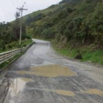 Muestra de los baches y hundimientos en el tramo Sevilla-Méndez del E40.(AZD)