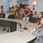 El prefecto Cléver Jiménez. dialoga con ciudadanos que llegaron a la institución en busca de trabajo.(Cortesía)