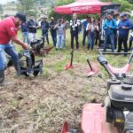 Agricultores y técnicos en las prácticas de manejo de máquinas para el agro.(Cortesía)