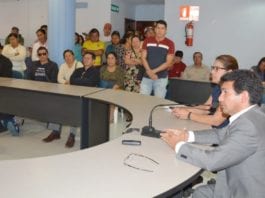 El prefecto Cléver Jiménez. dialoga con ciudadanos que llegaron a la institución en busca de trabajo.(Cortesía)