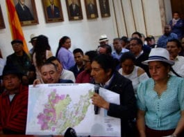Patricia Mogrovejo, Yaku Pérez y Ernesto Guerrero, con un mapa expusieron las áreas concesionadas para minería metálica en la provincia. (AZD)