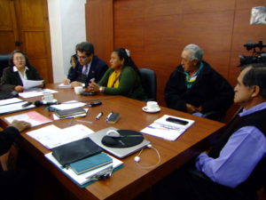  El concejal José Fajardo (D), moradores de las comunidades y la viceprefecta Cecilia Méndez (I).(AZD)
