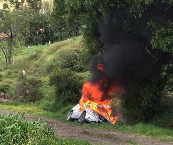 En Nulti queman carro de supuestos delincuentes