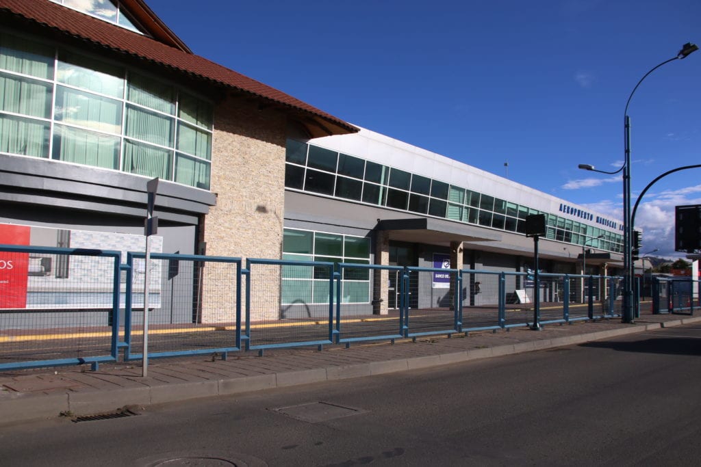 La repotenciación del aeropuerto Mariscal Lamar se toma en cuenta como una de las obras del Bicentenario.