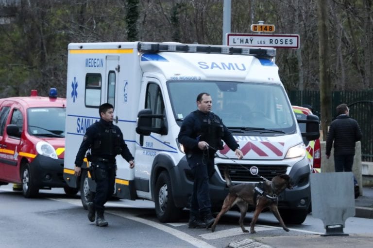 Un hombre acuchilla a varias personas al sur de París antes de ser abatido