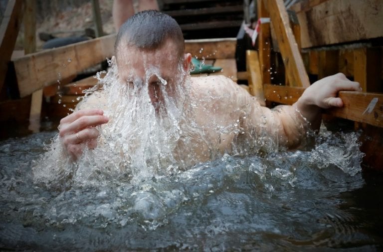 Más de dos millones de ortodoxos rusos se zambullen en aguas heladas