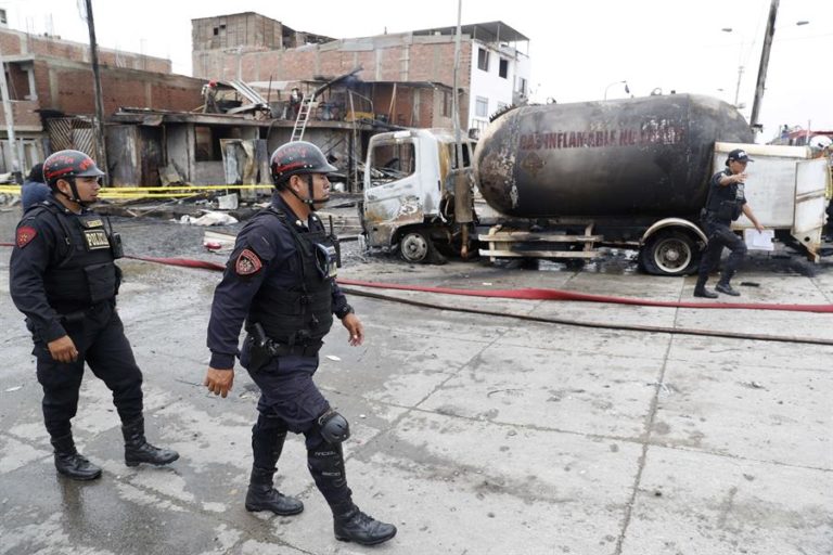 A ocho suben los fallecidos por la explosión de un camión con gas en Lima