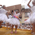 Estas bellas guayacas, hijas de padres pauteños, se ganaron el corazón del público bailando con el traje típico de chola, todo blanco, en el Corso.