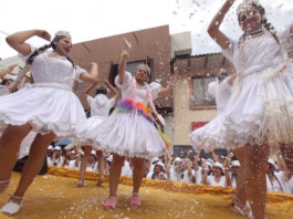 Estas bellas guayacas, hijas de padres pauteños, se ganaron el corazón del público bailando con el traje típico de chola, todo blanco, en el Corso.