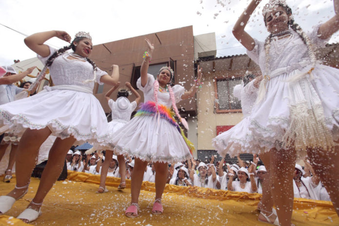 Estas bellas guayacas, hijas de padres pauteños, se ganaron el corazón del público bailando con el traje típico de chola, todo blanco, en el Corso.