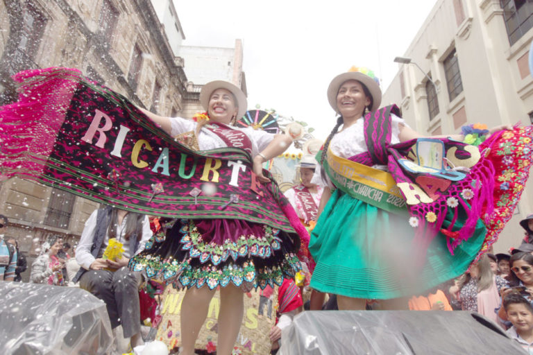 Música, comida y espuma por Carnaval