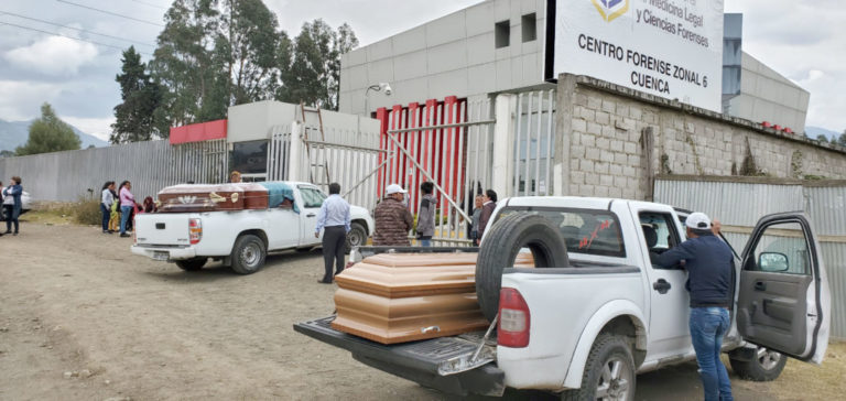 Familiares retiran los cuerpos de seis reclusos que murieron en CRS Turi