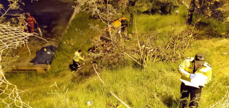 Hombre muere al precipitarse  automóvil por una pendiente en Miraflores