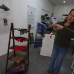 Ximena Samaniego muestra el proceso de la técnica Ikat para la elaboración de sus prendas.