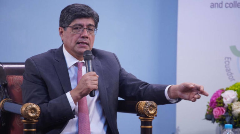 Canciller de Ecuador dice que nadie está en contra de Nicolás Maduro