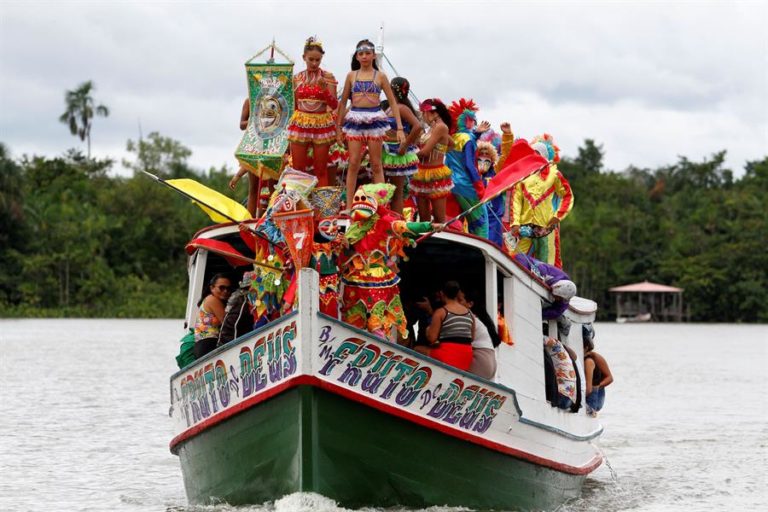 El carnaval brasileño navega en la tupida selva amazónica