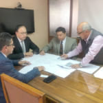 El alcalde Franklin Galarza (I) en diálogo con los directivos de la DAC.(Cortesía)
