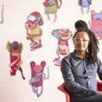 Que Zhinin junto a una de sus obras con concepto urbano. Cortesía.