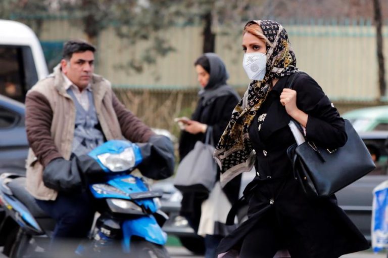 Cierran escuelas en Irán tras 6 muertos por coronavirus
