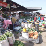 Por las ventas, la calle Roberto Crespo reduce el ancho de la calzada y se forma un cuello de botella para el tránsito.(AZD)