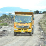 La vía Oña-El Refugio-Yacuambi, es una conexión interprovincial que se impulsará, al momento se ejecutan trabajos.(Cortesía)