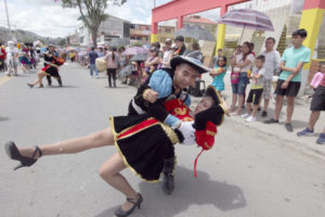  Al ritmo de la saya, una pareja de danzantes expuso su destreza en medio de la admiración del público en Gualaceo.