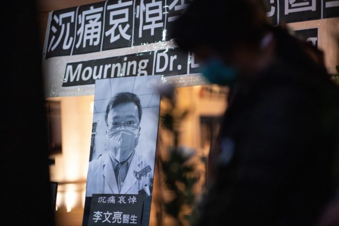 Indignación en China por la muerte del doctor reprobado por alertar del virus