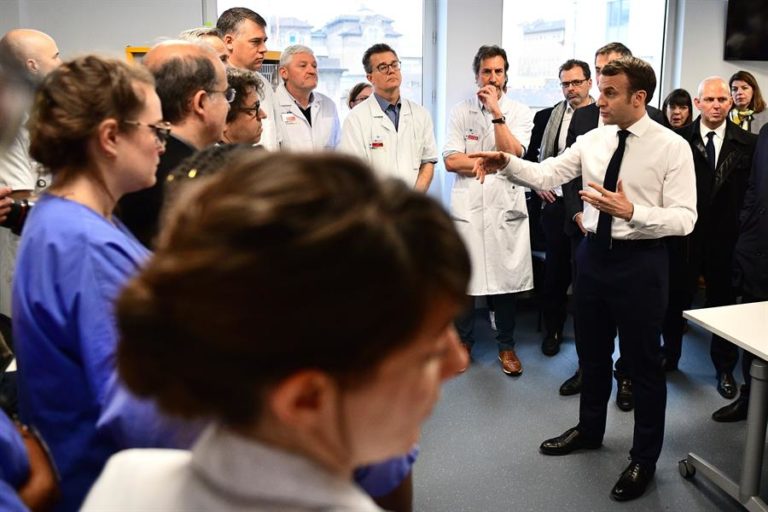 Macron: «Nos enfrentamos a una epidemia que está llegando»