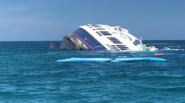 Medidas de contingencia tras hundimiento de embarcación en Galápagos