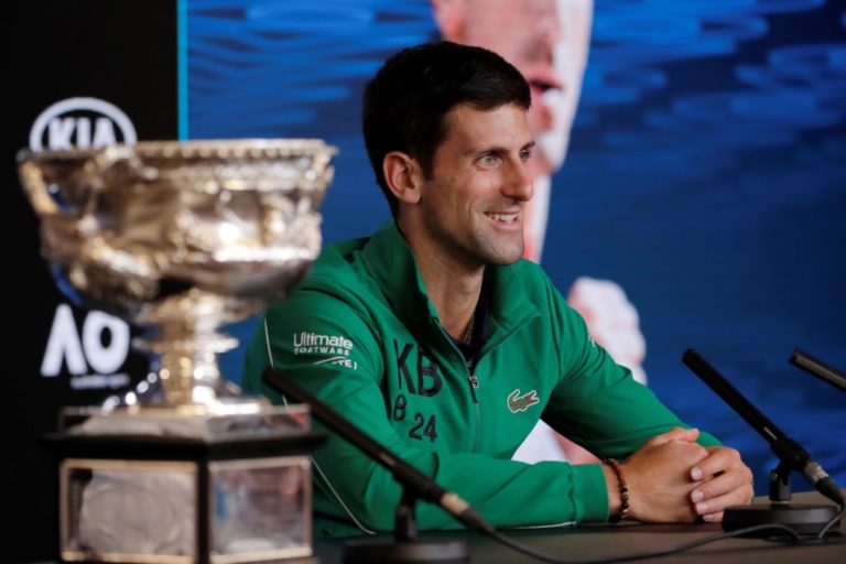 Djokovic resucita, gana por octava vez en Australia y recupera número uno