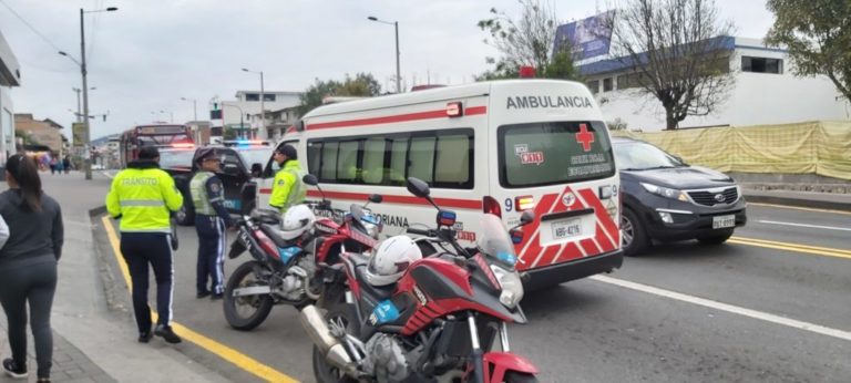 En Cuenca pasajero muere arrollado por bus urbano