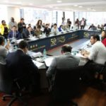 Los prefectos en asamblea del Congope desarrollada ayer en Quito, para analizar el polémico decreto.(Cortesía)