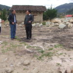El presidente del GAD de Baños, Luis Guamán (C), junto a sus técnicos, en el terreno donde se construirá el coliseo.(AZD)