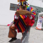 Gabriel García, con el traje de Diablo Huma, porta una cabeza de chancho hornado, afamado plato típico de Gualaceo.(AZD)