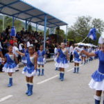 Los estudiantes desfilaron con fervor cívico en todo el trayecto y frente a la tribuna de honor.(AZD)